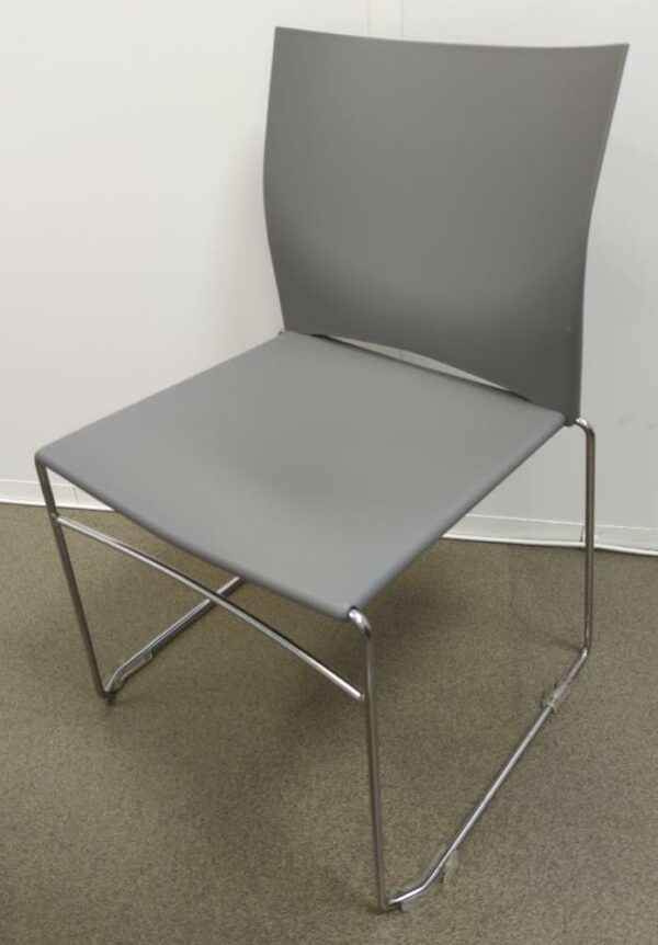 Chaise empilable avec assise et dossier en plastique gris, piètement luge en acier chromé. 85 x 45 x 45 cm. 55 unités. Vendu à l'unité avec faculté de réunion. (1er bat A : 21 / RDC bat A : 22 / SS bat A : 12)