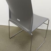 Chaise empilable avec assise et dossier en plastique gris, piètement luge en acier chromé. 85 x 45 x 45 cm. 55 unités. Vendu à l'unité avec faculté de réunion. (1er bat A : 21 / RDC bat A : 22 / SS bat A : 12) – Image 2