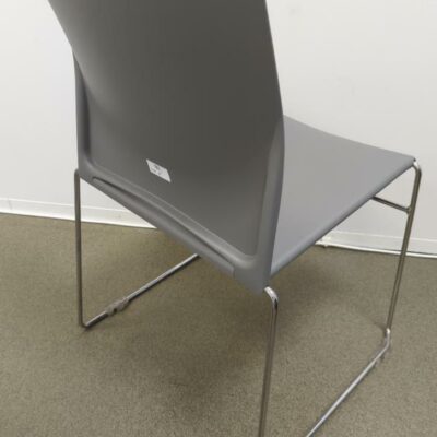 Chaise empilable avec assise et dossier en plastique gris, piètement luge en acier chromé. 85 x 45 x 45 cm. 55 unités. Vendu à l’unité avec faculté de réunion. (1er bat A : 21 / RDC bat A : 22 / SS bat A : 12)
