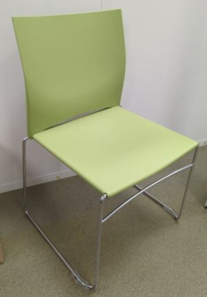 Chaise empilable avec assise et dossier en plastique vert, piètement luge en acier chromé. 63 unités. Vendu à l'unité avec faculté de réunion. 85 x 45 x 45 cm. (1er bat A : 33 / RDC bat A : 19 / SS bat A : 10 / bat B : 1)
