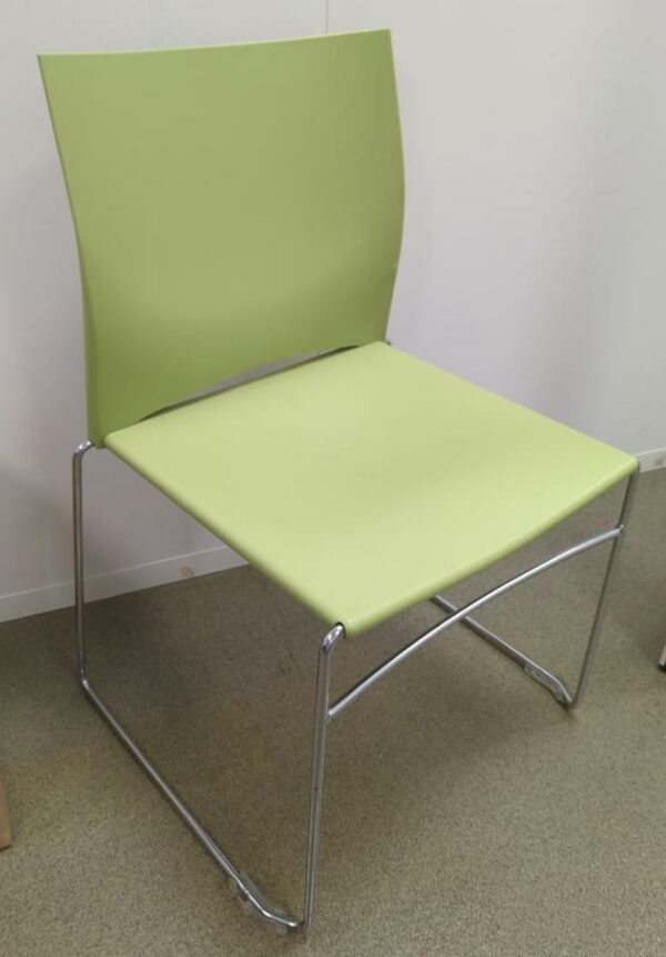 Chaise empilable avec assise et dossier en plastique vert, piètement luge en acier chromé. 63 unités. Vendu à l'unité avec faculté de réunion. 85 x 45 x 45 cm. (1er bat A : 33 / RDC bat A : 19 / SS bat A : 10 / bat B : 1)