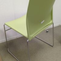 Chaise empilable avec assise et dossier en plastique vert, piètement luge en acier chromé. 63 unités. Vendu à l'unité avec faculté de réunion. 85 x 45 x 45 cm. (1er bat A : 33 / RDC bat A : 19 / SS bat A : 10 / bat B : 1) – Image 2