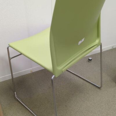 Chaise empilable avec assise et dossier en plastique vert, piètement luge en acier chromé. 63 unités. Vendu à l’unité avec faculté de réunion. 85 x 45 x 45 cm. (1er bat A : 33 / RDC bat A : 19 / SS bat A : 10 / bat B : 1)
