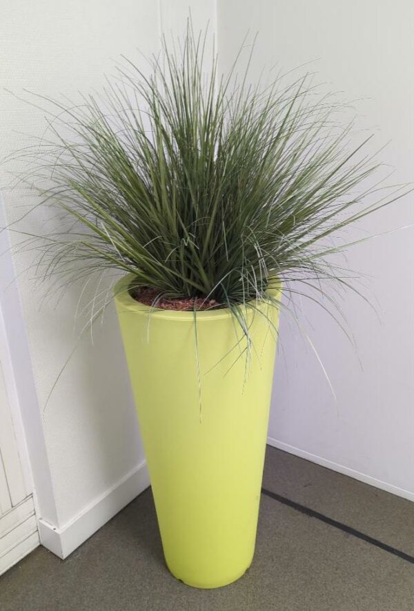 Plante artificielle dans un pot rond en plastique vert anis. Dimensions pot : 85 x 40 cm. Hauteur avec plante : 140 cm. 12 unités. Vendu à l'unité avec faculté de réunion. (1er bat A : 4 / RDC bat A : 3 / SS bat A : 5)