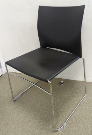 Paire de chaises empilables avec assise et dossier en plastique noir, piètement luge en acier chromé. 85 x 45 x 45 cm. (1er bat A)