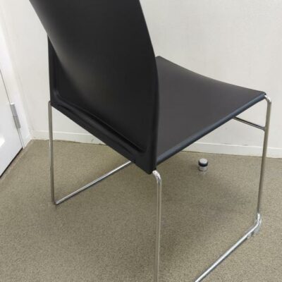 Paire de chaises empilables avec assise et dossier en plastique noir, piètement luge en acier chromé. 85 x 45 x 45 cm. (1er bat A)