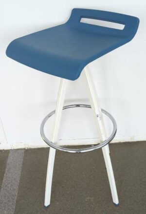 Tabouret haut, assise en plastique bleu, piètement en acier laqué blanc avec repose pied en acier chromé. 85 x 35 x 37 cm. 4 unités. (1er bat A) 
8 unités gardées sur 12 tabourets (vérifier couleurs)