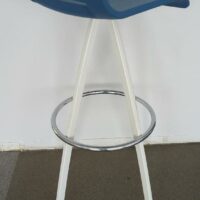 Tabouret haut, assise en plastique bleu, piètement en acier laqué blanc avec repose pied en acier chromé. 85 x 35 x 37 cm. 4 unités. (1er bat A) 
8 unités gardées sur 12 tabourets (vérifier couleurs) – Image 2