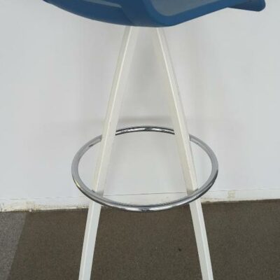 Tabouret haut, assise en plastique bleu, piètement en acier laqué blanc avec repose pied en acier chromé. 85 x 35 x 37 cm. 4 unités. (1er bat A) 
8 unités gardées sur 12 tabourets (vérifier couleurs)