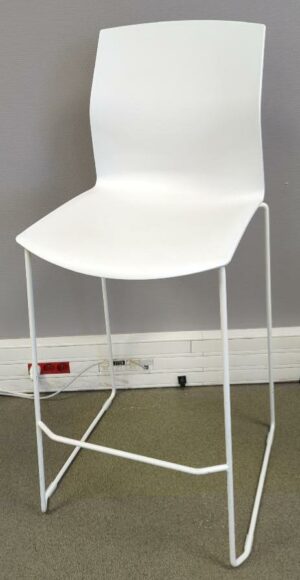 Chaise haute empilable de marque Akaba, coque en plastique blanc, piétement luge en acier laqué blanc. 115 x 44 x 53 cm. 12 unités. Vendu à l'unité avec faculté de réunion. (1er bat A : 8 / RDC bat A : 4)