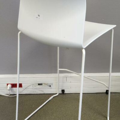 Chaise haute empilable de marque Akaba, coque en plastique blanc, piétement luge en acier laqué blanc. 115 x 44 x 53 cm. 12 unités. Vendu à l’unité avec faculté de réunion. (1er bat A : 8 / RDC bat A : 4)