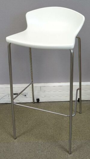 Tabouret haut design Eurolinea modèle Gulliver édition Sokoa, coque en plastique blanc, piétement en acier chromé. 90 x 44 x 45 cm. 7 unités. Vendu à l'unité avec faculté de réunion. (1er bat A : 2 / RDC bat A : 4 / SS bat A : 1)