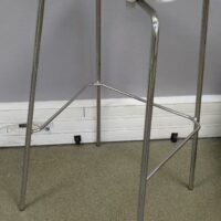 Tabouret haut design Eurolinea modèle Gulliver édition Sokoa, coque en plastique blanc, piétement en acier chromé. 90 x 44 x 45 cm. 7 unités. Vendu à l'unité avec faculté de réunion. (1er bat A : 2 / RDC bat A : 4 / SS bat A : 1) – Image 2