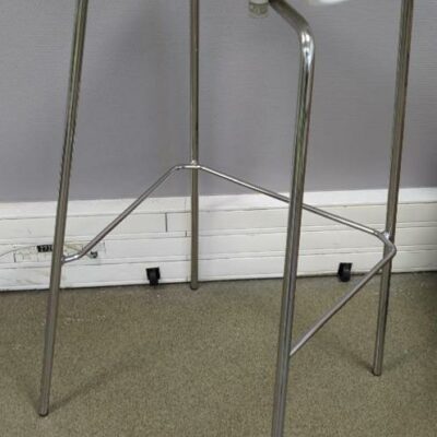 Tabouret haut design Eurolinea modèle Gulliver édition Sokoa, coque en plastique blanc, piétement en acier chromé. 90 x 44 x 45 cm. 7 unités. Vendu à l’unité avec faculté de réunion. (1er bat A : 2 / RDC bat A : 4 / SS bat A : 1)