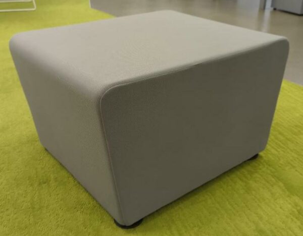Pouf de marque Sokoa recouvert de tissu gris sur 4 patins en plastique noir. 42 x 55 x 70 cm. 2 unités. Vendu à l'unité avec faculté de réunion. (1er bat A, RDC bat A (bureau SG)