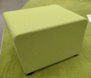 Pouf de marque Sokoa recouvert de tissu vert pomme sur 4 patins en plastique noir. 42 x 55 x 66 cm. 2unités. Vendu à l'unité avec faculté de réunion. (1er bat A)
