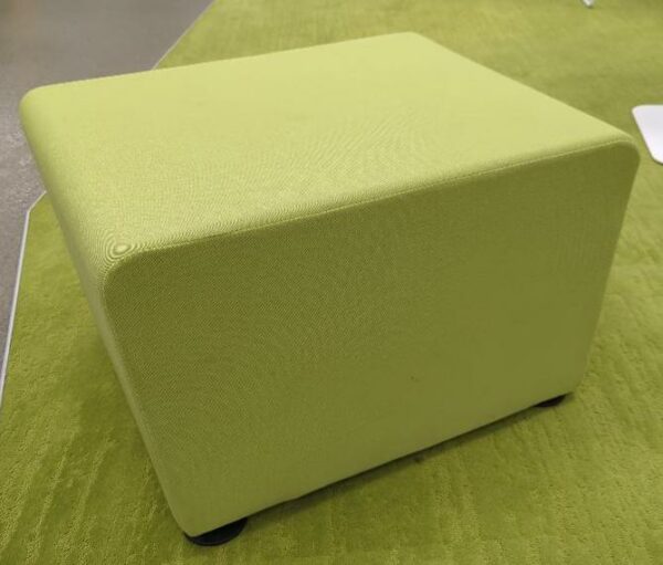 Pouf de marque Sokoa recouvert de tissu vert pomme sur 4 patins en plastique noir. 42 x 55 x 66 cm. 2unités. Vendu à l'unité avec faculté de réunion. (1er bat A)
