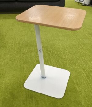 Table d'appoint, plateau en bois stratifié hêtre sur un piètement oblique en acier laqué blanc. 63 x 40 x 43 cm. 6 unités. Vendu à l'unité avec faculté de réunion. (1er bat A : 1 / RDC bat A : 5)