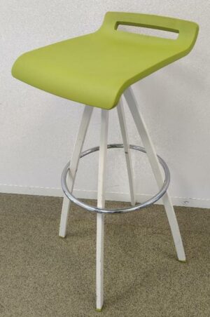 Tabouret haut, assise en plastique vert anis, piètement en acier laqué blanc avec repose pied en acier chromé. 85 x 35 x 37 cm. 4 unités. (1er bat A) 
8 unités gardées sur 12 tabourets (vérifier couleurs)