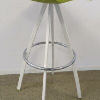 Tabouret haut, assise en plastique vert anis, piètement en acier laqué blanc avec repose pied en acier chromé. 85 x 35 x 37 cm. 4 unités. (1er bat A) 
8 unités gardées sur 12 tabourets (vérifier couleurs) – Image 2