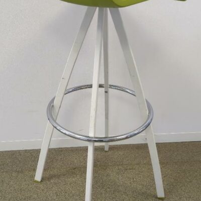 Tabouret haut, assise en plastique vert anis, piètement en acier laqué blanc avec repose pied en acier chromé. 85 x 35 x 37 cm. 4 unités. (1er bat A) 
8 unités gardées sur 12 tabourets (vérifier couleurs)