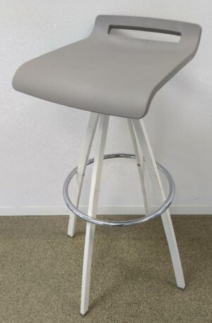 Tabouret haut, assise en plastique gris, piètement en acier laqué blanc avec repose pied en acier chromé. 85 x 35 x 37 cm. 4 unités. Vendu à l'unité avec faculté de réunion. (1er bat A : 3 / RDC bat A : 1)