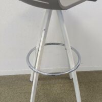 Tabouret haut, assise en plastique gris, piètement en acier laqué blanc avec repose pied en acier chromé. 85 x 35 x 37 cm. 4 unités. Vendu à l'unité avec faculté de réunion. (1er bat A : 3 / RDC bat A : 1) – Image 2