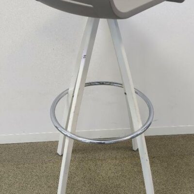 Tabouret haut, assise en plastique gris, piètement en acier laqué blanc avec repose pied en acier chromé. 85 x 35 x 37 cm. 4 unités. Vendu à l’unité avec faculté de réunion. (1er bat A : 3 / RDC bat A : 1)