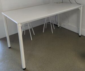 Table haute rectangulaire, plateau en bois stratifié blanc, piètement droit en acier laqué blanc. 100 x 200 x 100 cm. (1er bat A)