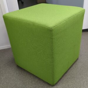 Pouf carré recouvert de tissu vert de marque Eol modèle Vancouver. 44 x 40 x 40 cm. 2 unités. Vendu à l'unité avec faculté de réunion. (1er bat A)