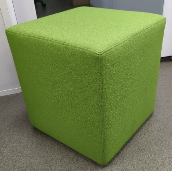 Pouf carré recouvert de tissu vert de marque Eol modèle Vancouver. 44 x 40 x 40 cm. 2 unités. Vendu à l'unité avec faculté de réunion. (1er bat A)