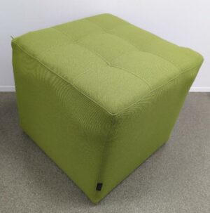 Pouf carré de marque Kastel recouvert de tissu vert capitonné. 42 x 50 x 50 cm. (1er bat A)