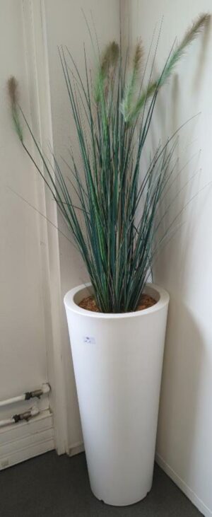 Pot rond en plastique blanc avec plante artificielle. Hauteur avec plante : 160 cm. (1er bat A)