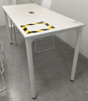 Table haute rectangulaire, plateau en bois stratifié blanc avec trappe centrale, piètement droit en acier laqué blanc. 100 x 180 x 80 cm. (RDC bat A)