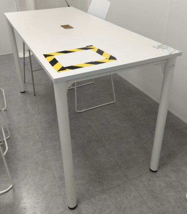 Table haute rectangulaire, plateau en bois stratifié blanc avec trappe centrale, piètement droit en acier laqué blanc. 100 x 180 x 80 cm. (RDC bat A)