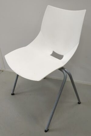 Chaise empilable design Angelo Pinaffo modèle Schell, coque en plastique blanc, piètement en acier laqué gris. 78 x 52 x 52 (usures). 10 unités. Vendu à l'unité avec faculté de réunion. (SS bat A)