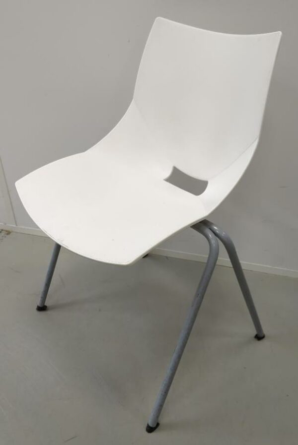 Chaise empilable design Angelo Pinaffo modèle Schell, coque en plastique blanc, piètement en acier laqué gris. 78 x 52 x 52 (usures). 10 unités. Vendu à l'unité avec faculté de réunion. (SS bat A)