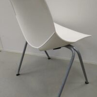 Chaise empilable design Angelo Pinaffo modèle Schell, coque en plastique blanc, piètement en acier laqué gris. 78 x 52 x 52 (usures). 10 unités. Vendu à l'unité avec faculté de réunion. (SS bat A) – Image 2