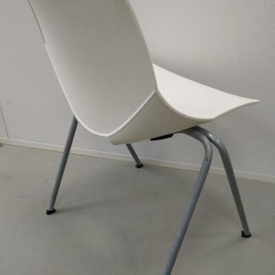 Chaise empilable design Angelo Pinaffo modèle Schell, coque en plastique blanc, piètement en acier laqué gris. 78 x 52 x 52 (usures). 10 unités. Vendu à l’unité avec faculté de réunion. (SS bat A)