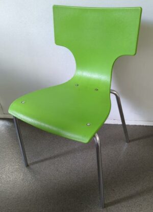 Chaise empilable, coque en plastique vert, piètement en acier chromé. 78 x 46 x 50 cm. 27 unités. Vendu à l'unité avec faculté de réunion. (SS bat A)