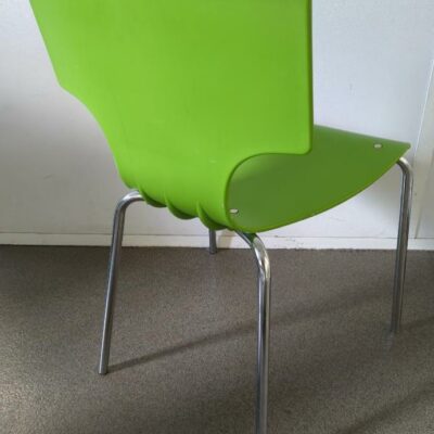 Chaise empilable, coque en plastique vert, piètement en acier chromé. 78 x 46 x 50 cm. 27 unités. Vendu à l’unité avec faculté de réunion. (SS bat A)