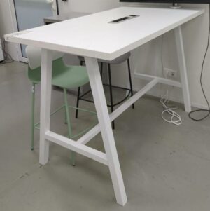 Table haute rectangulaire, plateau en bois stratifié blanc avec trappe technique électrique, piètement oblique en acier laqué blanc avec entretoise. 105 x 160 x 80 cm. (SS bat A)