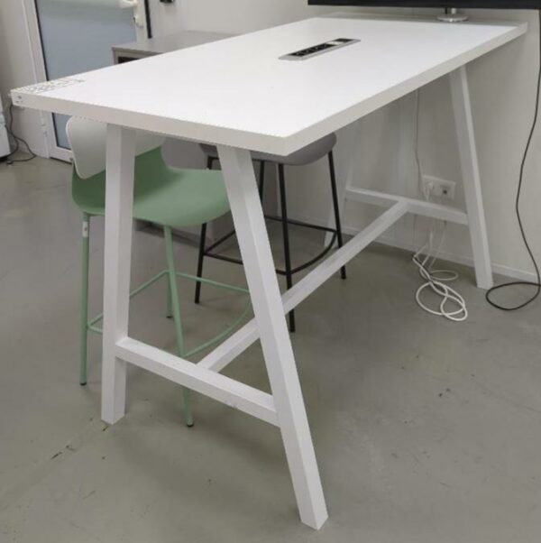 Table haute rectangulaire, plateau en bois stratifié blanc avec trappe technique électrique, piètement oblique en acier laqué blanc avec entretoise. 105 x 160 x 80 cm. (SS bat A)