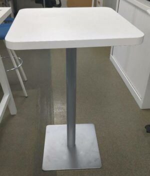 Mange debout carré à bords arrondis de marque Sokoa, plateau en bois stratifié blanc, piètement en métal. 110 x 65 x 65 cm. 2 unités. Vendu à l'unité avec faculté de réunion. (1er bat A : 1 / RDC bat A : 1)