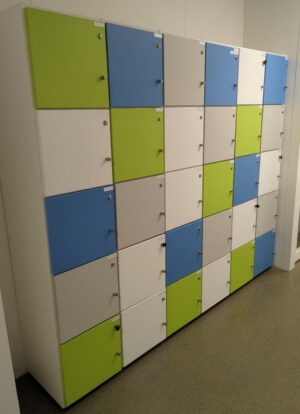 Casiers de rangement à 30 compartiments de couleurs blanc, bleu, gris et vert, ouverture à clé. 195 x 230 x 46 cm. (1er bat A)