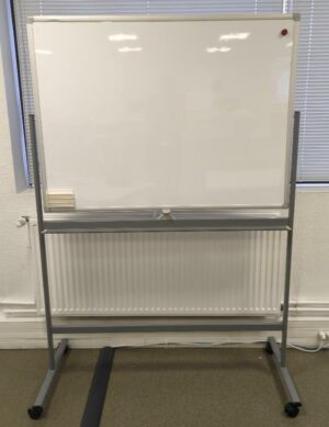Tableau blanc double face sur roulettes. 185 x 127 x 55 cm. 8 unités. Vendu à l'unité avec faculté de réunion. (1er bat A : 6 / SS bat A : 2)