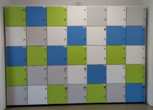 Casiers de rangement à 35 compartiments de couleurs bleu, blanc, vert, gris. Ouverture à clé. 185 x 270 x 46 cm. (1er bat A)