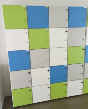 Casiers de rangement en bois à 20 compartiments de couleur blanc, bleu, vert et gris. 190 x 155 x 46 cm. (1er bat A)