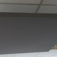 Panneau acoustique suspendu de forme carrée, divers coloris. 120 x 120 x 5 cm. 17 unités. Vendu à l'unité avec faculté de réunion. (1er bat A : 9 / RDC bat A : 8) – Image 2