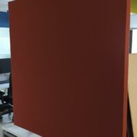 Panneau acoustique suspendu de forme carrée, divers coloris. 120 x 120 x 5 cm. 17 unités. Vendu à l'unité avec faculté de réunion. (1er bat A : 9 / RDC bat A : 8) – Image 3